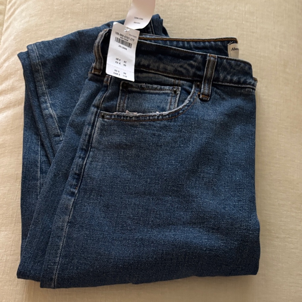 Abercrombie & Fitch - Curve Love, The mom high rise frayed